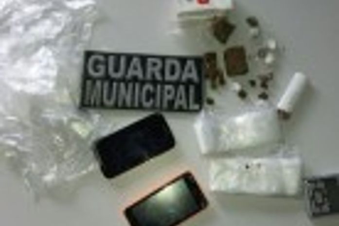 Polícia prende 14 jovens em 'boca de fumo' no interior