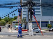 Mais de 300 toneladas de fios sem uso são retiradas de postes em Maceió