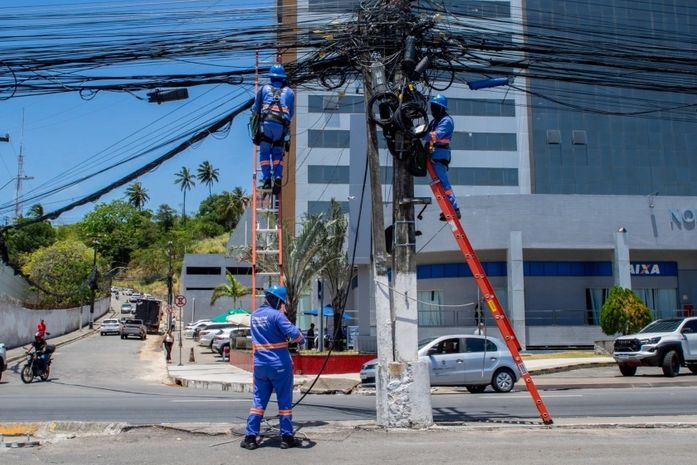 Mais de 300 toneladas de fios sem uso são retiradas de postes em Maceió