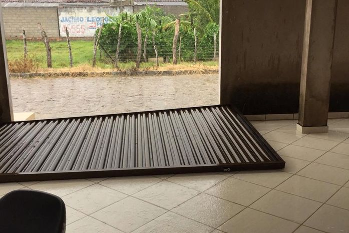 Portão caí após forte ventania em Maribondo