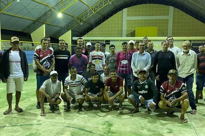 Prefeito Celino Rocha se reúne com atletas e anuncia melhorias no Campo do Tabuleiro