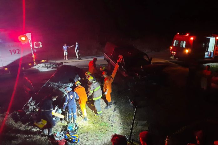 Colisão entre carro e caminhonete deixa motorista preso às ferragens na BR-316