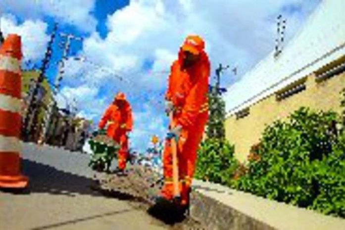 300 trabalhadores de gari limpando Arapiraca
