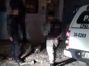 Corpo de homem é encontrado com marcas de facadas e garrafadas no pescoço