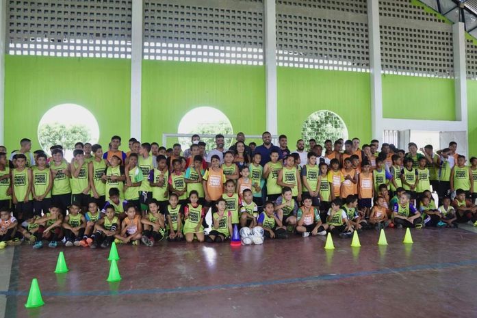 Prefeitura faz entrega de material esportivo