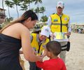 Ronda no Bairro distribui pulseiras de identificação para crianças nas praias do Francês e de Maceió