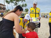 Ronda no Bairro distribui pulseiras de identificação para crianças nas praias do Francês e de Maceió