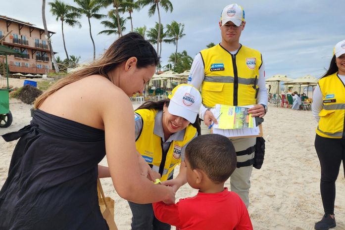 Ronda no Bairro distribui pulseiras de identificação para crianças nas praias do Francês e de Maceió