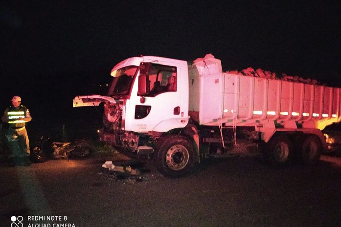 Colisão entre moto e caminhão deixa homem ferido em Carneiros, no Sertão alagoano..