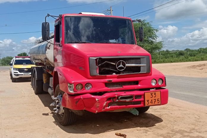 Caminhão colidiu na traseira de carroça e condutor ficou ferido, na zona rural de Major Izidoro.