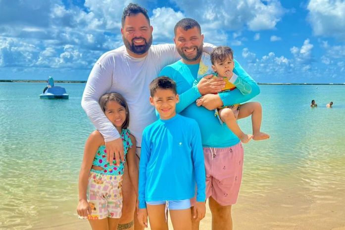 ‘O amor sempre fala mais alto’: casal gay adota três crianças em AL e desafia preconceitos