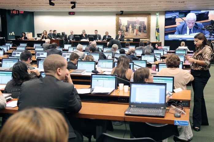 CCJ da Câmara aprova PEC que restringe foro privilegiado