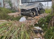 Mulher fica ferida após colidir carro em muro no Barro Duro