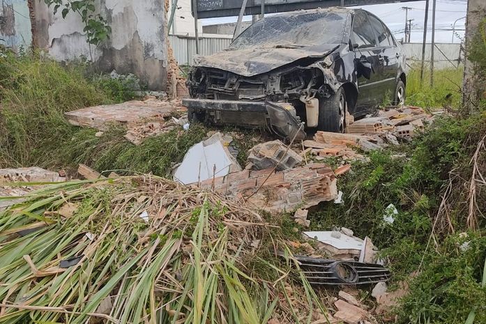 Mulher fica ferida após colidir carro em muro no Barro Duro