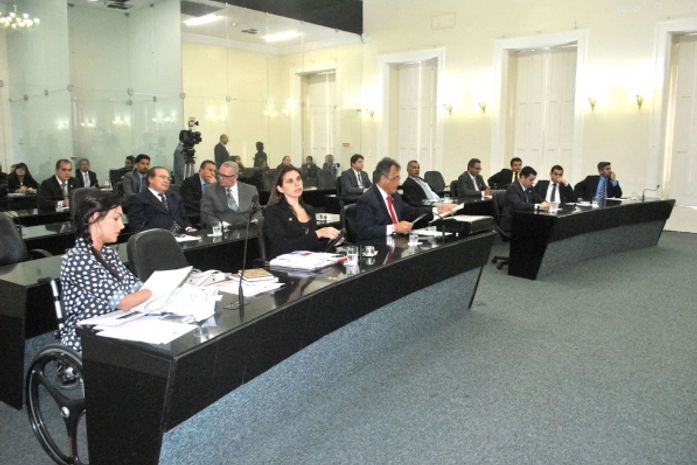 Deputados só devem apreciar o PEE em agosto