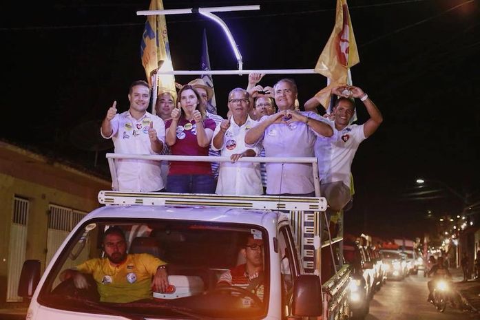 Caravana tomou conta das principais ruas da cidade
