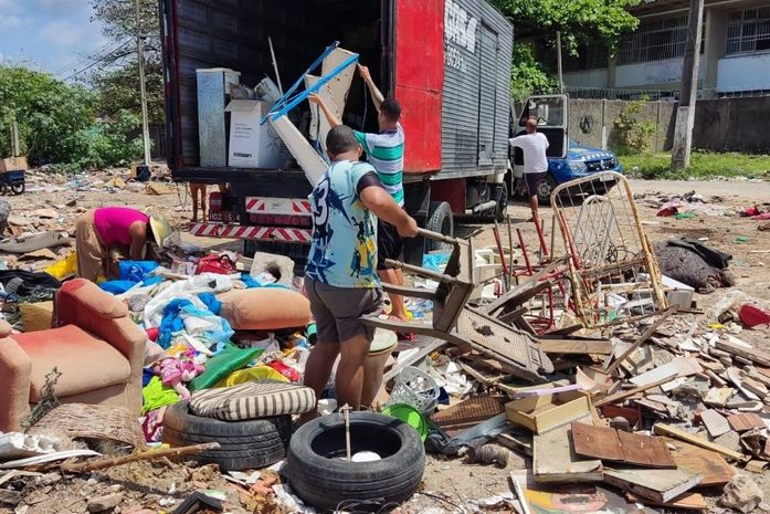 Caminhões são apreendidos em fiscalização de descarte irregular no Prado; multas podem chegar até R$ 12 mil