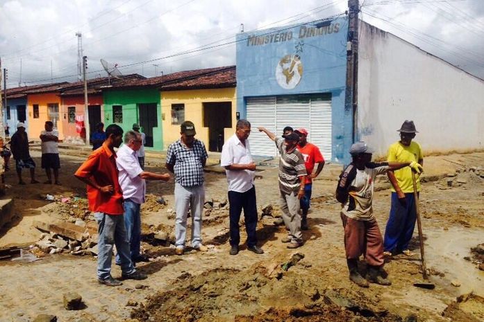Prefeito de Atalaia visita obras em andamento