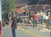 Carreta com MDF tomba e populares saqueiam carga na BR-101, em Joaquim Gomes