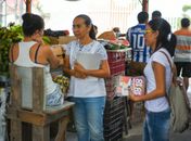 Heloísa e Flávia Reis, em campanha na feira de Rio Largo