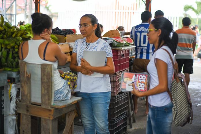 Heloísa e Flávia Reis, em campanha na feira de Rio Largo