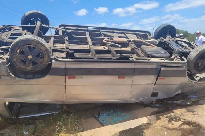 Van colide e logo após capota na AL-115 em Igaci