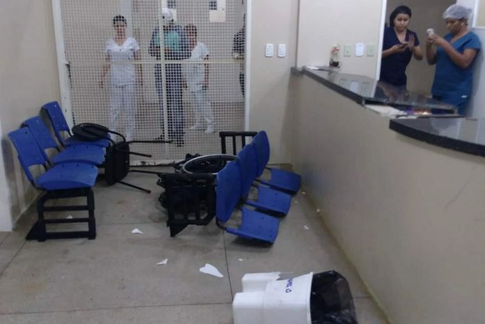 Recepção ficou destruída após surto