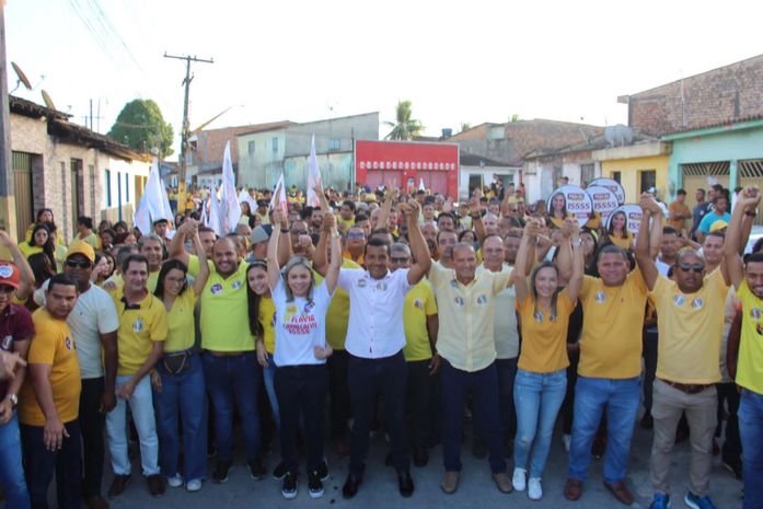 Flávia Cavalcante leva milhares de pessoas para as ruas de Matriz de Camaragibe durante caminhada
