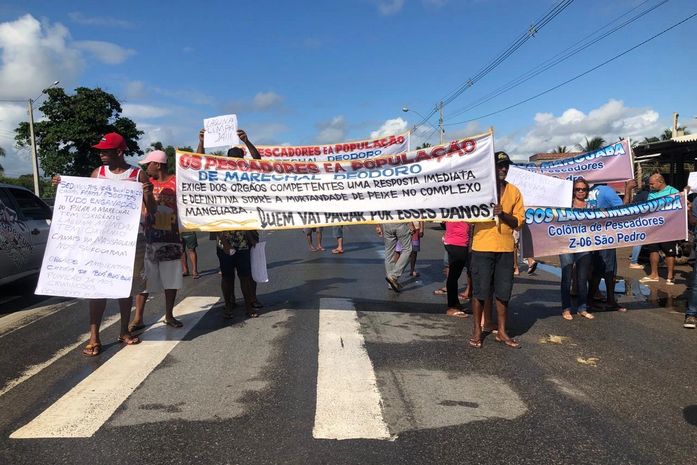 Com faixas, pescadores e marisqueiras protestaram