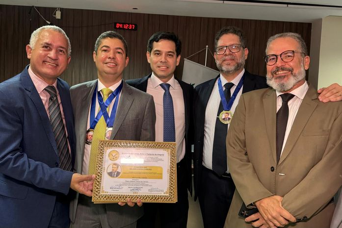 Advogado natural de Coruripe e diretor do SINDAV, Flávio Farias, recebe comendas em homenagem ao trabalho jurídico exercido