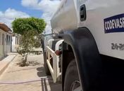 Vereadora envolvida na denúncia da farra dos poços artesianos entrega água com caminhões da Codevasf