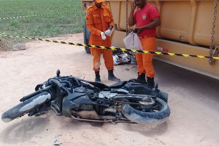 Empresário morre após colisão entre moto e caminhão na BR-101