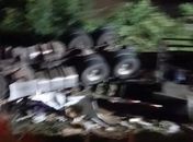 Vídeo: Carreta tomba e motorista fica preso às ferragens, na BR-101