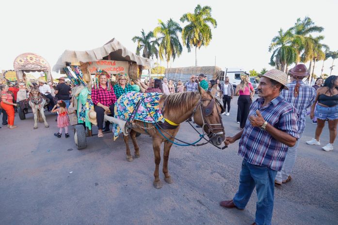 Com alegria, criatividade e muito forró no pé Prefeitura dá início ao São João do Povo 2025 com tradicional Desfile de Carroças