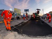 Prefeitura executa pavimentação para ampliar trecho da Avenida Comendador Gustavo Paiva