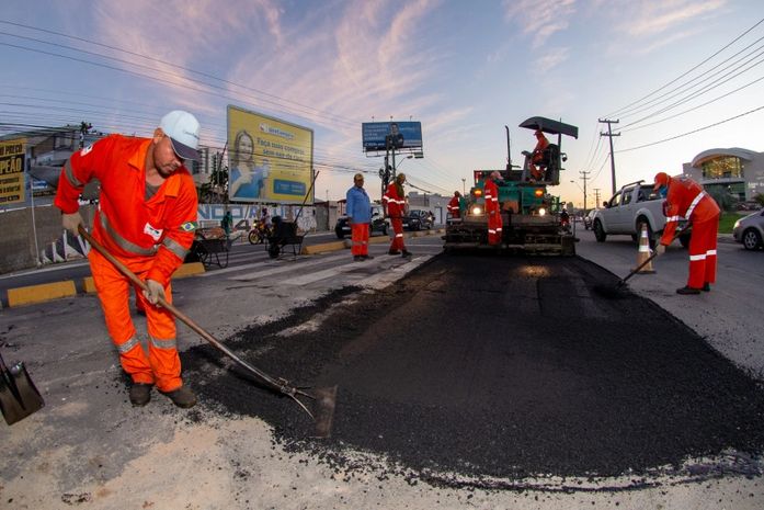 Prefeitura executa pavimentação para ampliar trecho da Avenida Comendador Gustavo Paiva
