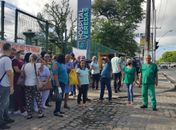 Com dois meses de salários atrasados, trabalhadores do Hospital Veredas fazem protesto na Av. Fernandes Lima 
