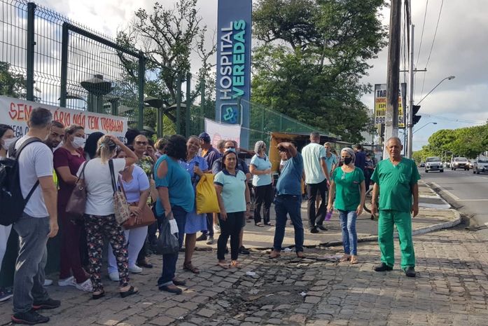 Com dois meses de salários atrasados, trabalhadores do Hospital Veredas fazem protesto na Av. Fernandes Lima