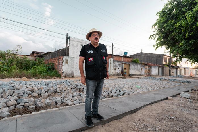 Prefeito Gilberto Gonçalves fiscaliza obras de pavimentação no Parque dos Eucaliptos em Rio Largo