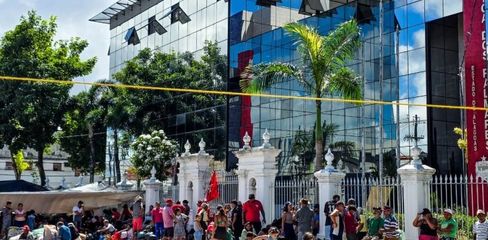 Cerca de mil integrantes do MST seguem acampados em frente ao Palácio contra despejos de famílias