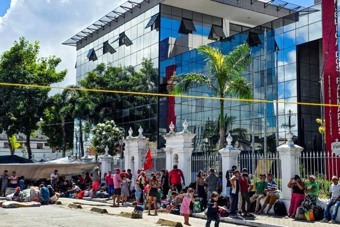 Cerca de mil integrantes do MST seguem acampados em frente ao Palácio contra despejos de famílias