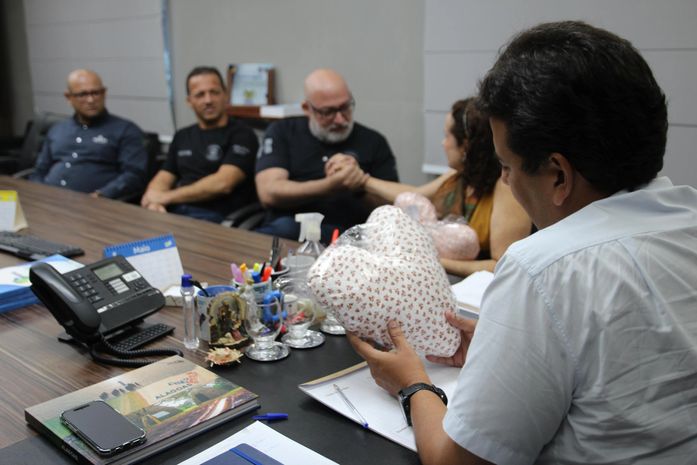 Reeducandos de Alagoas fabricam almofadas para mulheres em tratamento contra o câncer