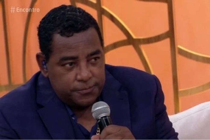 Cantor faz comentário machista justificando abuso sexual infantil.