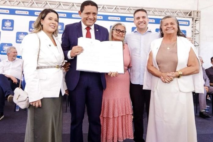 Tia Júlia prestigia posse do secretário de Estado Júlio Cezar