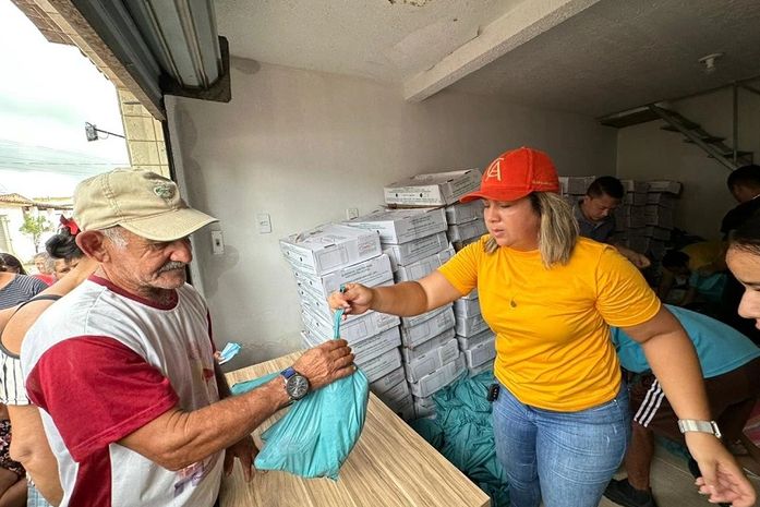 Com recursos próprios, vereadora Tia Gaby entrega duas toneladas de peixe a famílias carentes de Campestre