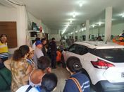 Veículo invadiu loja de móveis e atropelou duas mulheres que passavam no local.