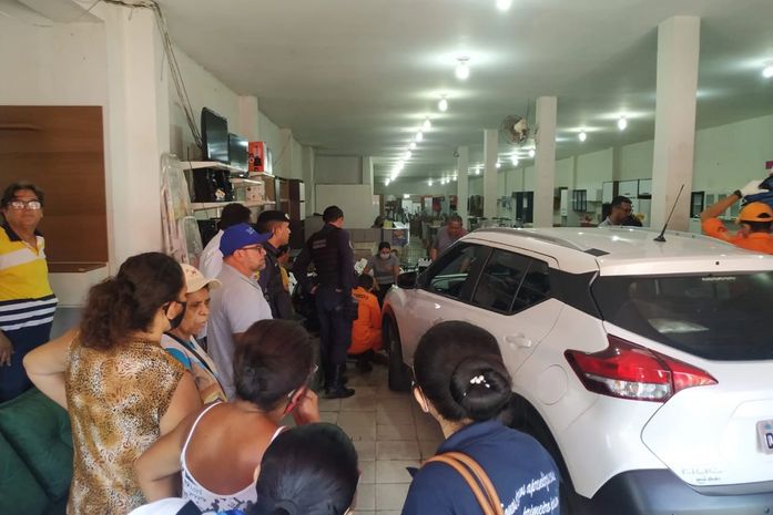 Veículo invadiu loja de móveis e atropelou duas mulheres que passavam no local.