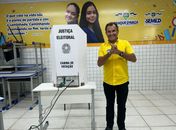 Acompanhado da família, candidato a prefeito de Tanque dArca, Didi Lopes, vota confiante na vitória