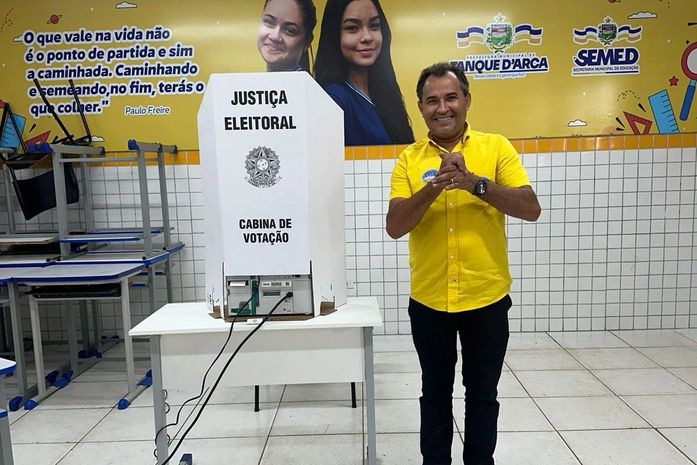 Acompanhado da família, candidato a prefeito de Tanque dArca, Didi Lopes, vota confiante na vitória