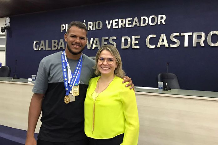 Parlamentar protocola Moção de Aplauso para o atleta